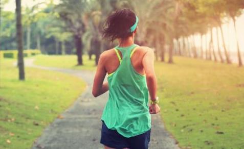 三種最適合夏季的燃脂運動 在床上進行的睡前減肥運動