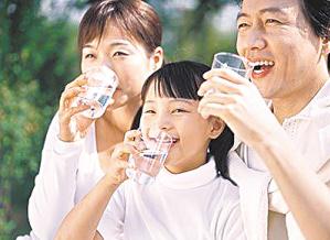 不喝過夜水,白開水要沸騰三分鐘,燒水杜絕重復煮沸