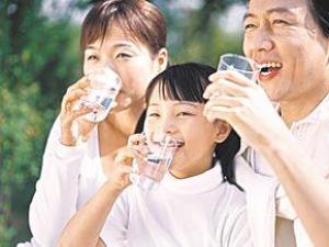 不喝過夜水,白開水要沸騰三分鐘,燒水杜絕重復煮沸