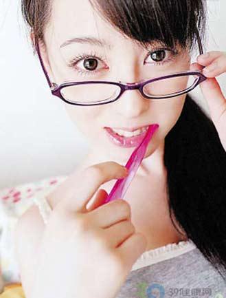 飯后用牙簽剔牙害處多:飯后剔牙小心得牙周炎