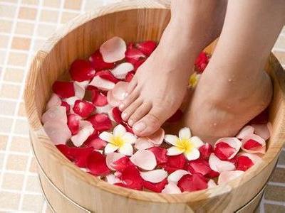 用紅花泡腳有什么好處?紅花泡腳的功效與作用及禁忌