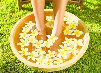 泡腳的好處,按摩腳底的方法,泡腳的最佳時間