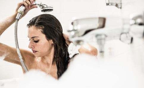 女性洗冷水澡好嗎?女性洗冷水澡有講究