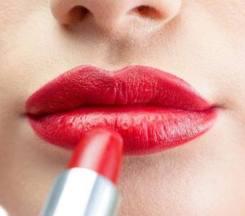 嘴巴上火涂唇膏有用嗎?嘴巴上火為什么不能舔