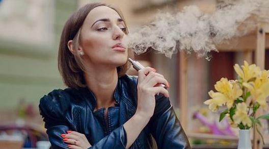 電子煙不吸進(jìn)肺里有害嗎 電子煙和真煙哪個傷肺