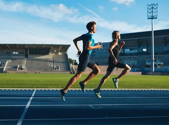 跑步的正確姿勢手是緊握拳頭嗎?為什么跑步前要熱身運動?