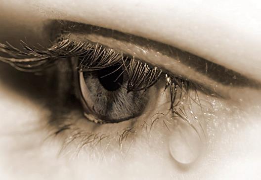 眼睛哭腫了能睡覺嗎?晚上把眼睛哭腫了早晨如何消腫?