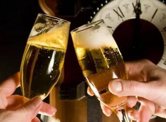 喝完酒后很口渴正常嗎?喝了酒可以直接睡覺嗎?