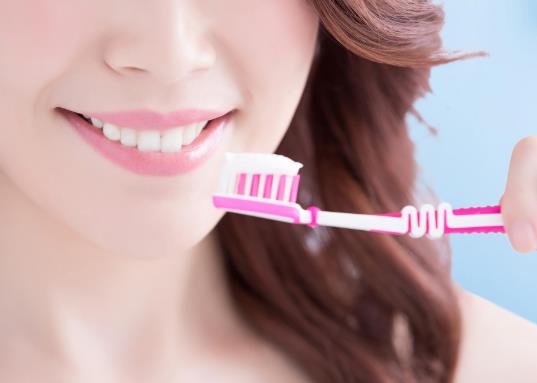 牙齒黃能洗白嗎?用美白牙貼要注意什么