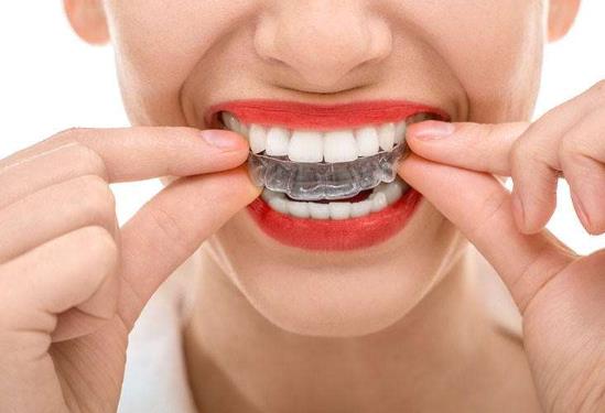 戴牙套吃東西老塞在牙套里怎么辦?戴牙套一般帶多少年