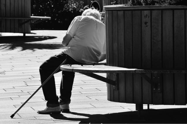 眼科院長:老人有身體疾病可以做白內(nèi)障手術(shù)嗎?對身體有傷害嗎?