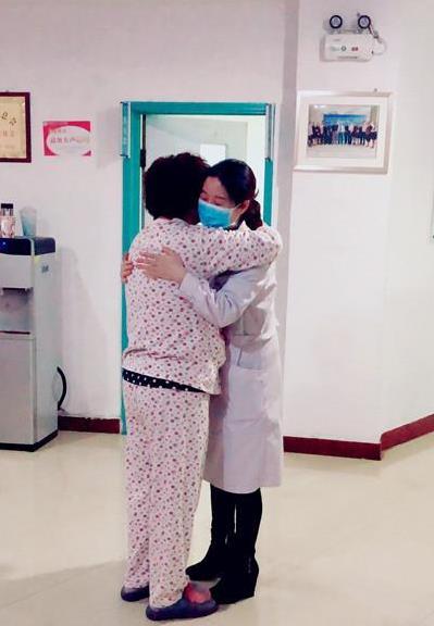 石家莊豐益肛泰醫(yī)院好嗎 一個簡單的擁抱,一片濃濃的醫(yī)患情