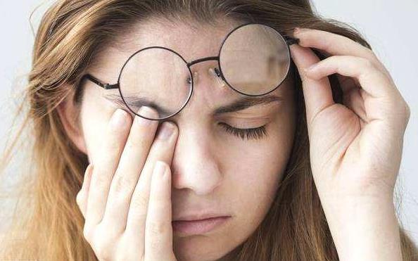 眼睛總是干澀的緩解方法 緩解眼睛干澀多吃胡蘿卜和圣女果