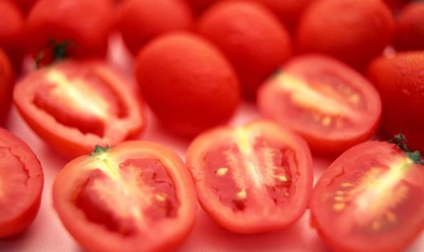 眼睛總是干澀的緩解方法 緩解眼睛干澀多吃胡蘿卜和圣女果