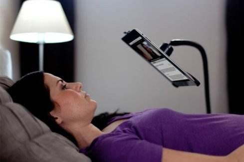 長時間使用手機有3大危害 睡覺時注意不要把手機放枕頭邊