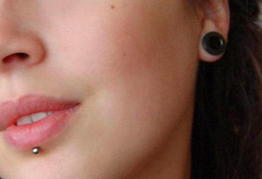 打了唇釘怎么護理?唇釘取下來是什么樣子的?
