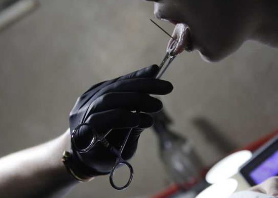 打舌釘耽誤吃飯嗎?打舌釘的人是什么心態?