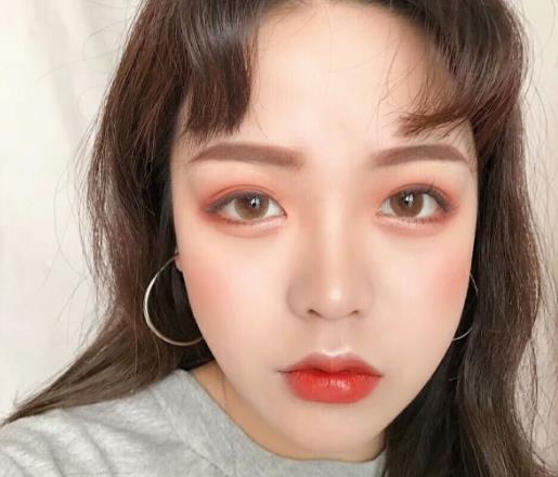 美瞳越戴越模糊是怎么回事?隱形眼鏡怎么泡護理液