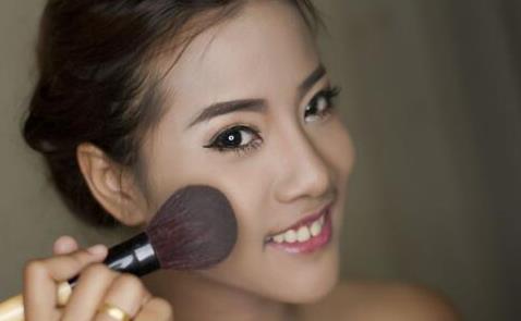 皮膚黑的妹子怎么化裸妝 黑皮膚的話怎么化妝好看