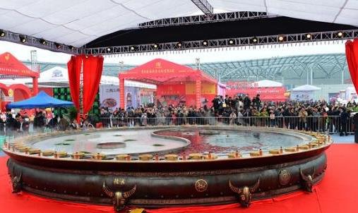 天下第一大火鍋,10米直徑可以讓56個人吃!