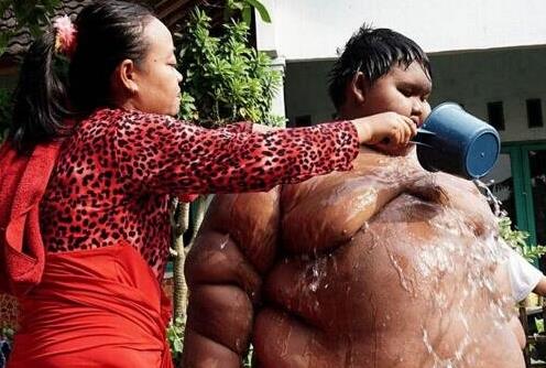 世界上最胖的孩子,阿里亞·珀爾馬納10歲重400斤!