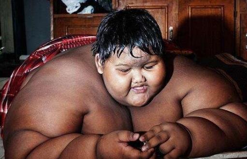 世界上最胖的孩子,阿里亞·珀爾馬納10歲重400斤!