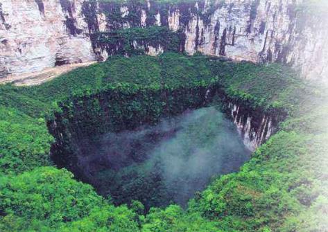 世界上最大的天坑,重慶的小寨天坑深達666.2米!