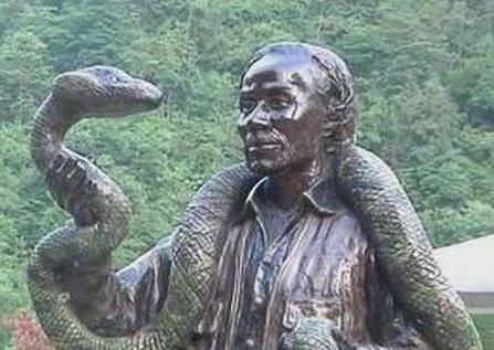 世界上第一個發(fā)現(xiàn)莽山烙鐵頭蛇的人蛇博士陳遠輝 蛇市場價多少錢一條