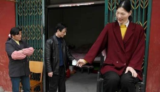 世界身高最高的女人 中國(guó)的曾金蓮2.48米