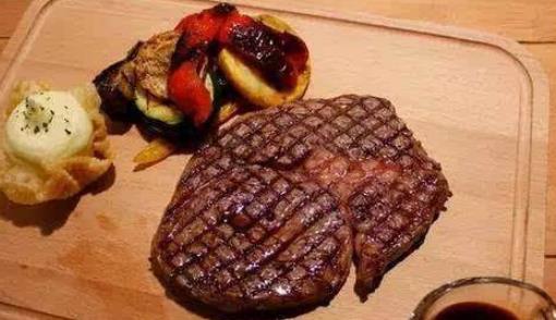 世界上最貴的牛排 2萬(wàn)元一份 牛住的地方堪稱五星級(jí)酒店待遇
