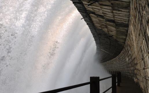 世界上最大的人造瀑布 九天銀河每小時流量達2560立方米