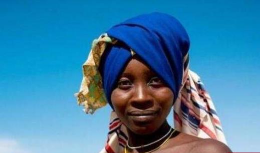 世界上最臟的女人 安哥拉部落女人用牛糞洗頭