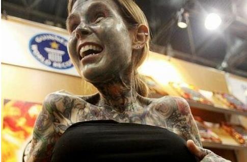 世界上紋身最多的女人 朱莉亞·吉娜斯連私處也未能幸免