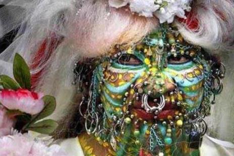 世界上身體穿孔最多的人 伊萊恩·戴維森全身打6925個孔