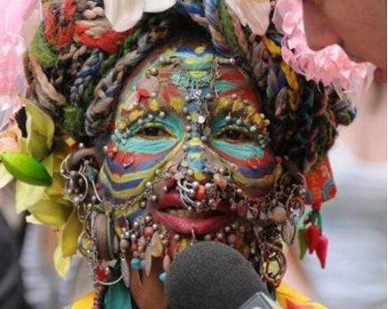 世界上身體穿孔最多的人 伊萊恩·戴維森全身打6925個孔