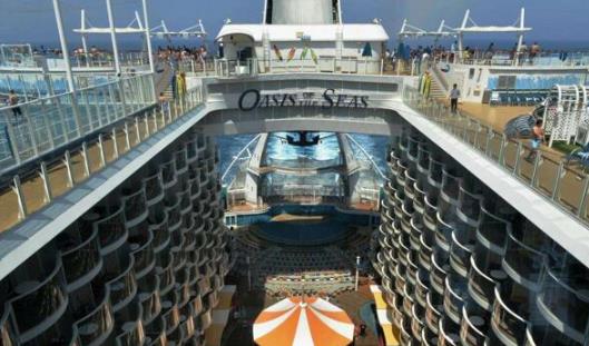 世界上最大的郵輪 海洋綠洲號是泰坦尼克號的五倍