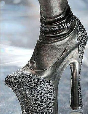 世界上最高的高跟鞋 超過50厘米的高跟鞋看著就讓人覺得恐怖