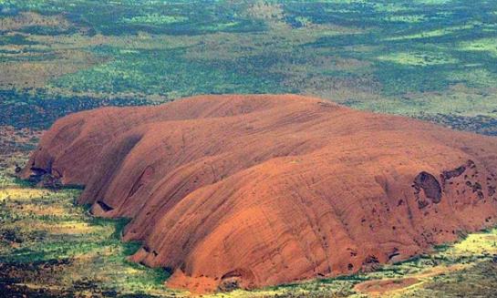 世界最大的單一巖石 艾爾斯巖石高348米長3000米 周長9.4公里