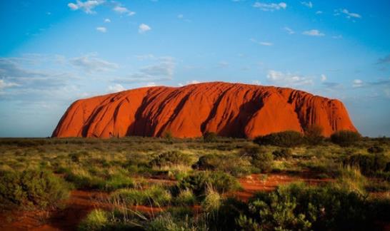 世界最大的單一巖石 艾爾斯巖石高348米長3000米 周長9.4公里