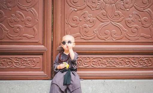 中國(guó)最萌小和尚 游客看到都會(huì)與他合影 萌翻一萬(wàn)人