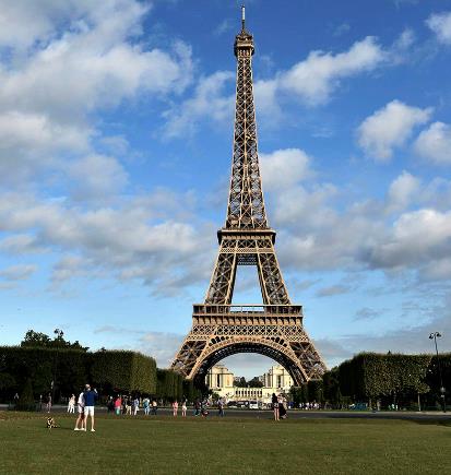 世界上最早的鋼鐵結構高塔 埃菲爾鐵塔于1889年建成