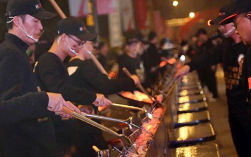 世界上最長的烤串 河北廊坊喜來登酒店作出194.5米長烤串