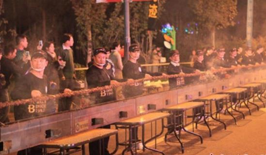 世界上最長的烤串 河北廊坊喜來登酒店作出194.5米長烤串
