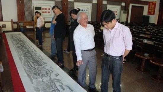 中國(guó)最大的水墨畫(huà)出版物 古鎮(zhèn)風(fēng)情圖整個(gè)畫(huà)卷長(zhǎng)15米,寬1米