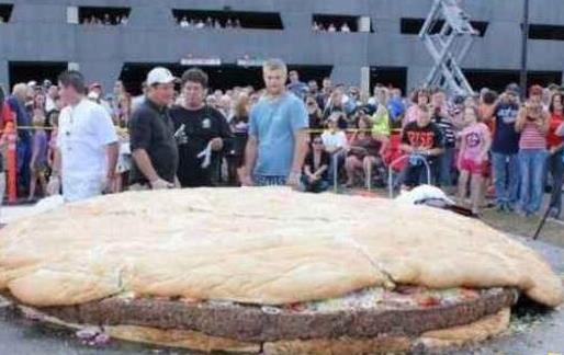 世界上最大的漢堡 直徑3米 重910公斤