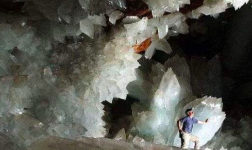 世界上最大的水晶洞穴 墨西哥巨人水晶洞一根水晶長15米