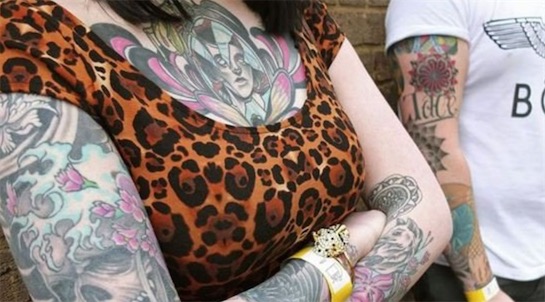 世界上最年輕的紋身藝術家 3歲女孩變紋身大師