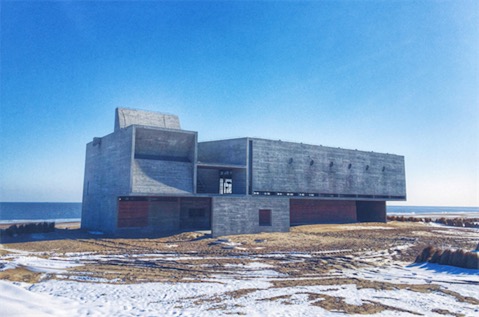 最孤獨的圖書館 三聯書店海邊公益圖書館獨自佇立在空曠的沙灘