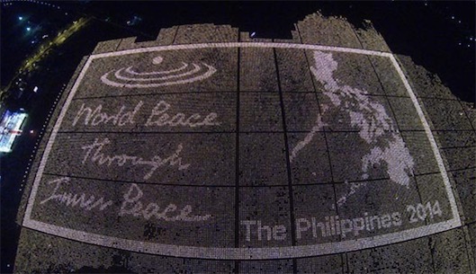 世界最大的火焰圖像 由點燃的蠟燭組成長166米x 303米的圖像