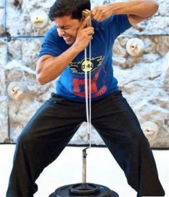 世界上最強的耳朵 英國男子用耳朵拖動677.8公斤的飛機